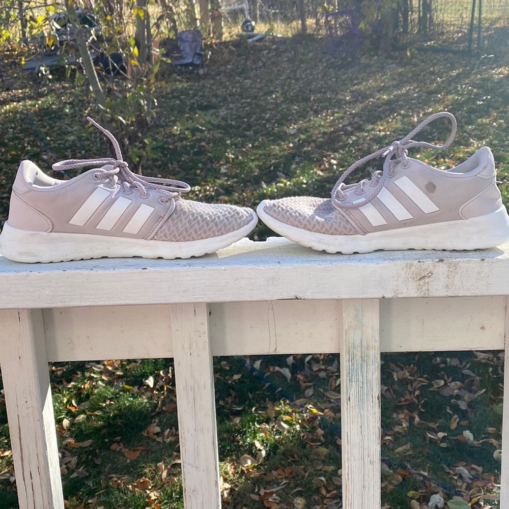 Womens tennis shoe